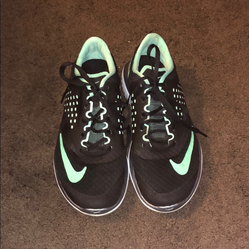 NIKE GYM SHOES